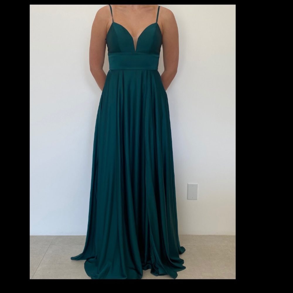 Prom Dress NEVER WORN size 6 dark green with tags